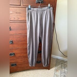 Vuori Halo modern sweat pants in Chia Heather. New with tags XS